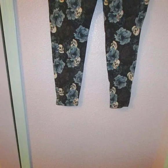 Torrid Pixie Skull Pants 1X Pull On Stretch Ponte Crop Whimsigoth Dark Floral - Picture 9 of 11